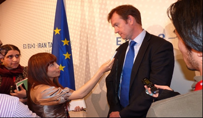 “Lời hứa” Biển Đông của ông Michael Mann (người phát ngôn của Cao ủy Liên hiệp châu Âu phụ trách chính sách an ninh và đối ngoại của Catherine Ashton) (bên phải) và tác giả thứ hai (bên trái)