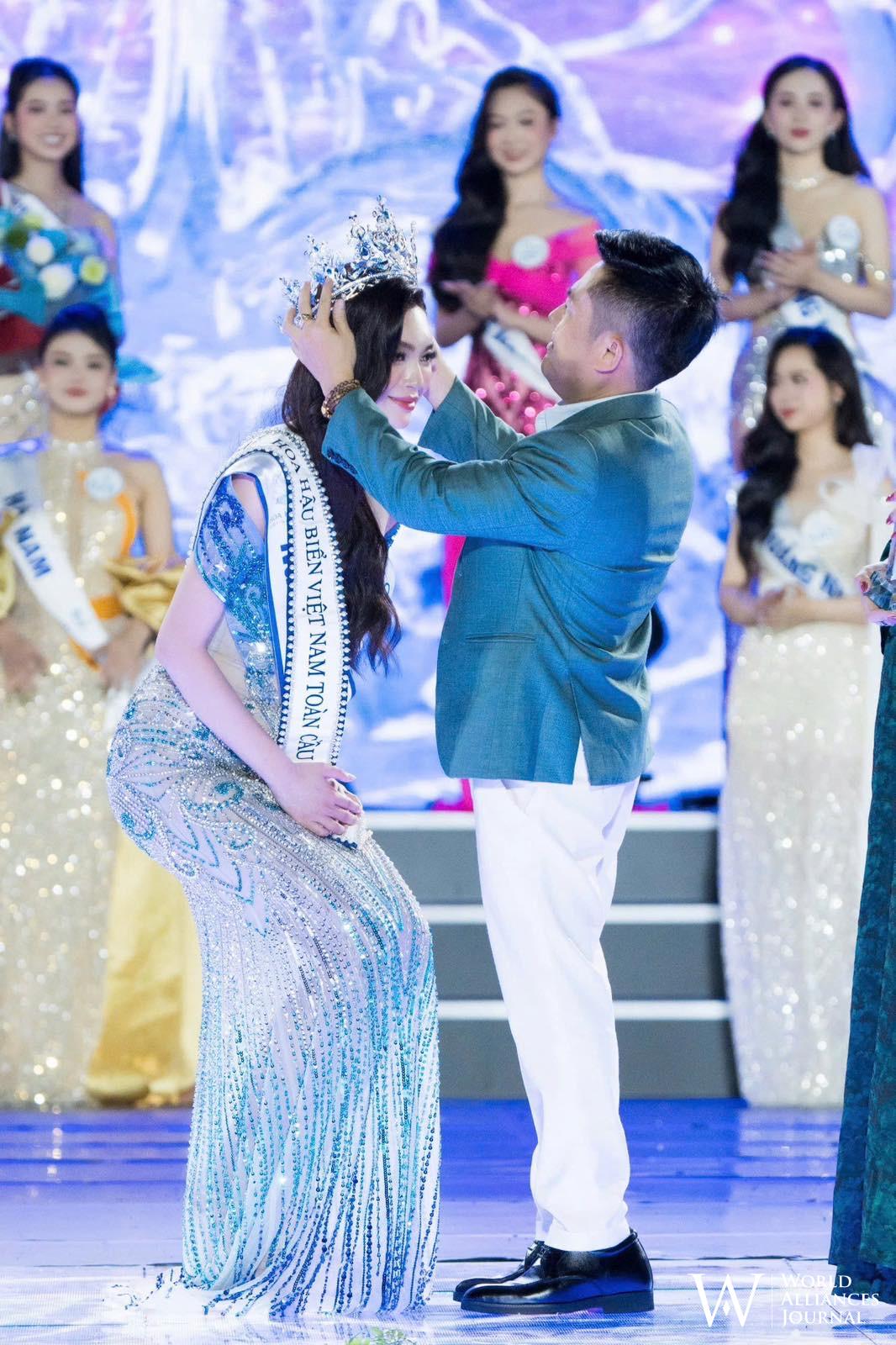 2.Trao vuong mien cho HH.JPG